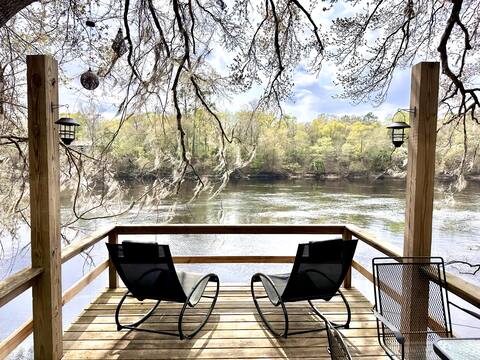 Cozy River Retreat -Surrounded By Natural Springs!