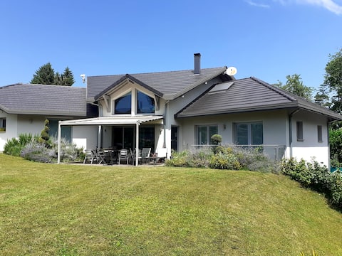 Beautiful air-conditioned full-foot house near lake