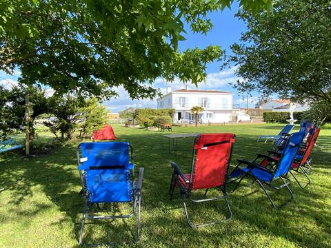 Pretty villa on a large garden 2 steps from the beaches