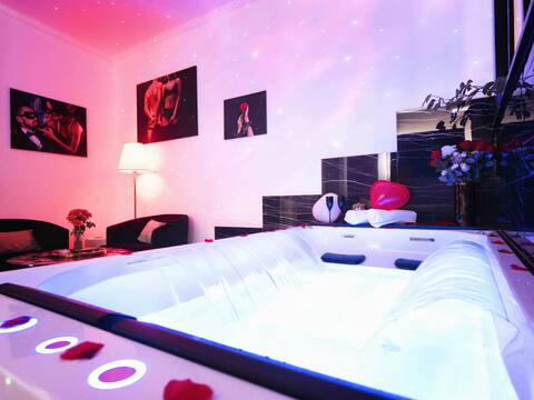 Apartment: Jacuzzi/water bed/sauna/massage table...