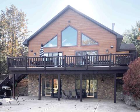Lakeside Cabin: Private Pier, Kayaks, Bar, Dogs OK