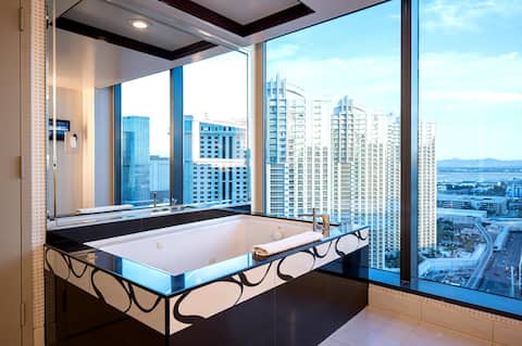 Center Strip | Jacuzzi Suite + Panoramic View
