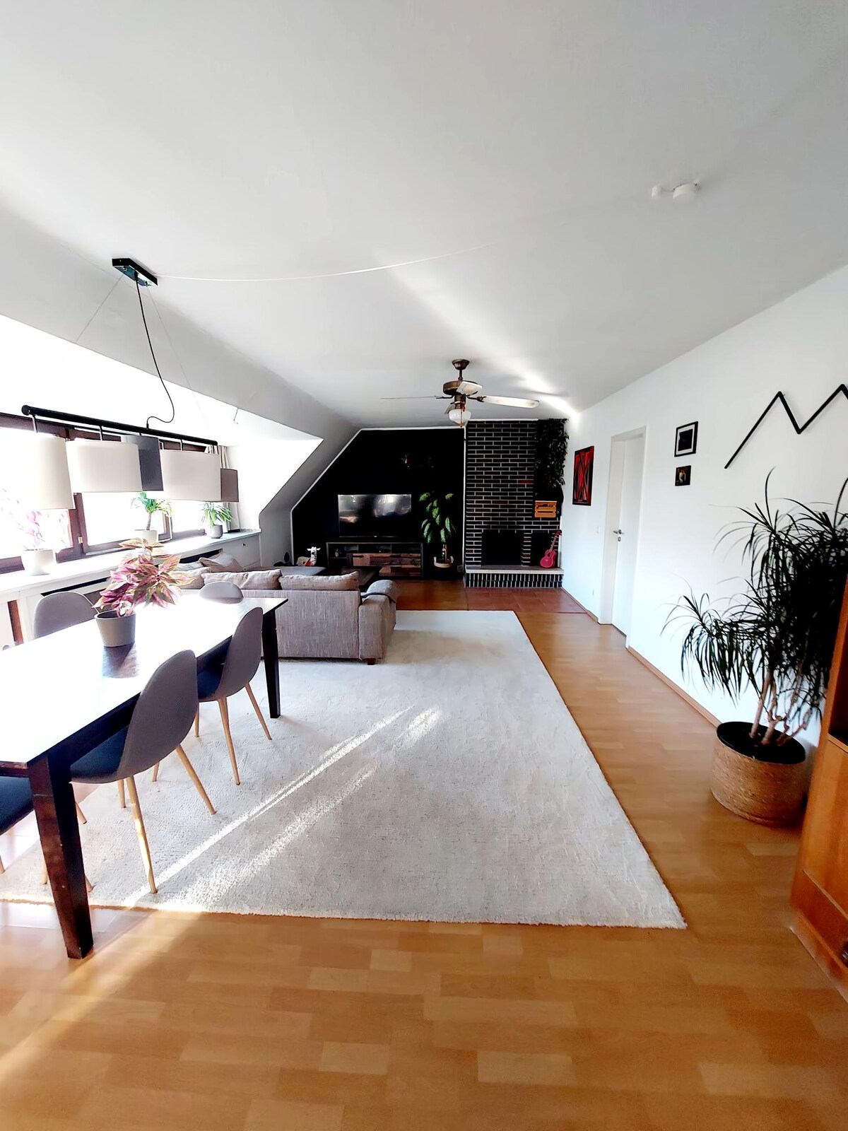 Successful Airbnb property: Central spacious apartment with balcony. in Sülz