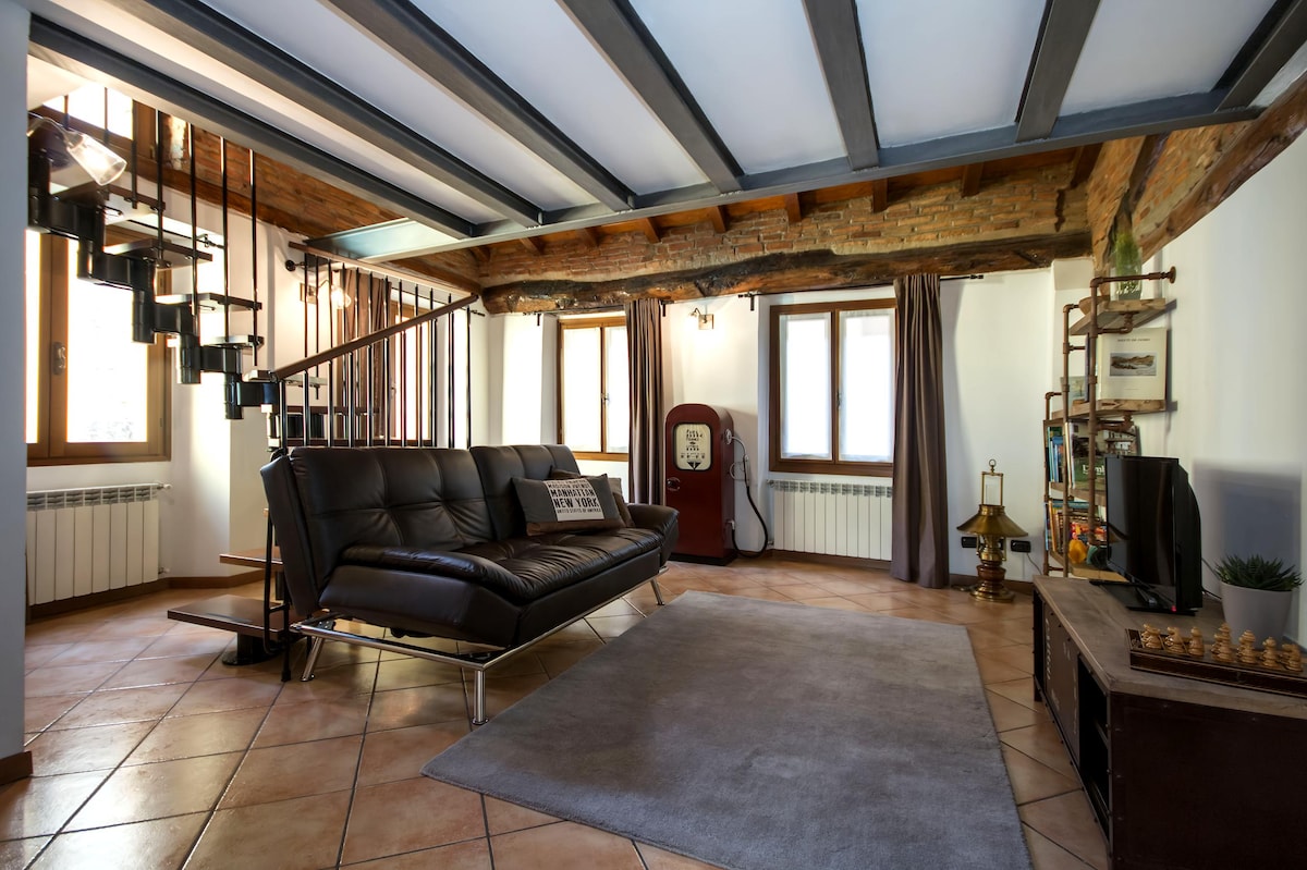 Top Airbnb: il palco -  Loft in Como center in Como
