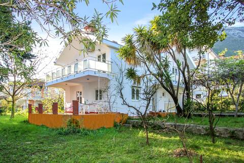 Villa Alge (large villa 40 meters from the sea )