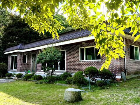 Marronnier House, a secret garden for a fire pit