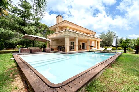 Paradise villa with pool between mountains