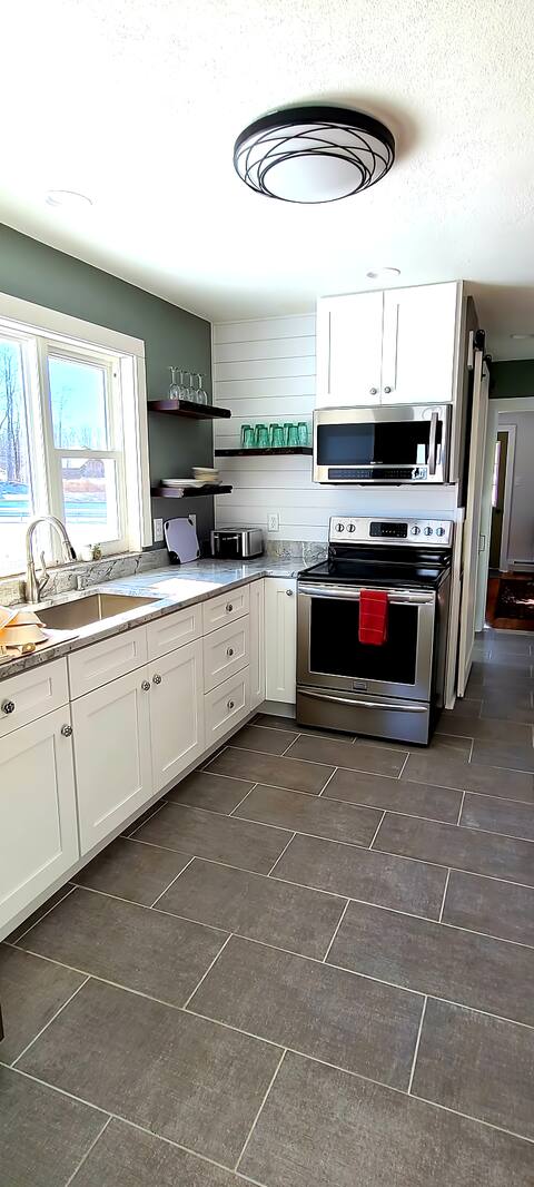 Newly Renovated 3-bdrm, 2 ba Farm House.