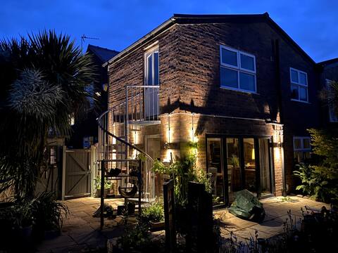 Lymm Art Staycation Suite
