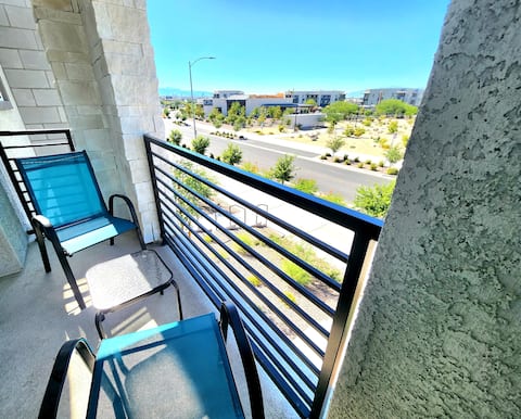 Amazing city views, 7- Miles to Las Vegas Strip!