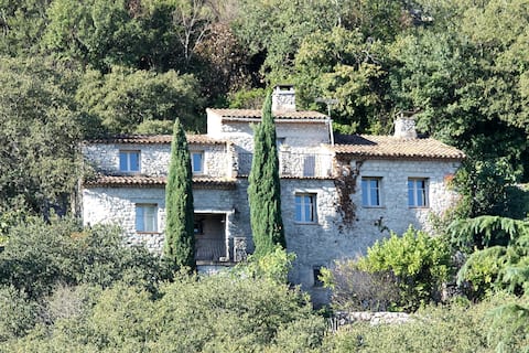 Mas des Rochers 4* cottage in a medieval village