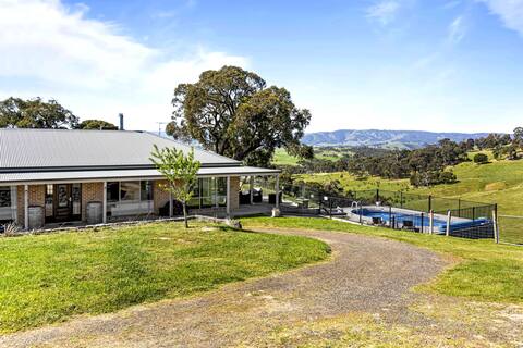 Poloma Farmhouse - 130 acres of rural retreat