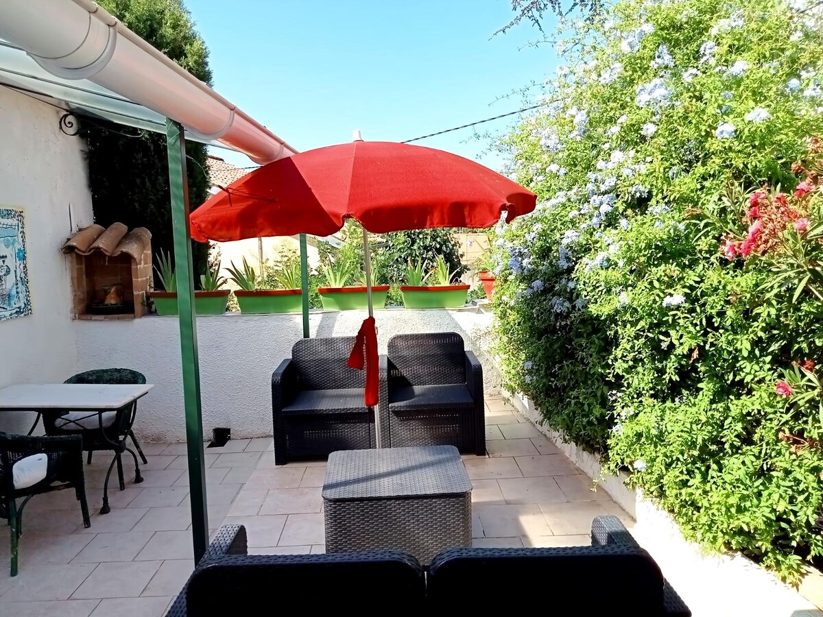 Top performing Airbnb: House for 2 people, garage, terrace, near city center in Nîmes