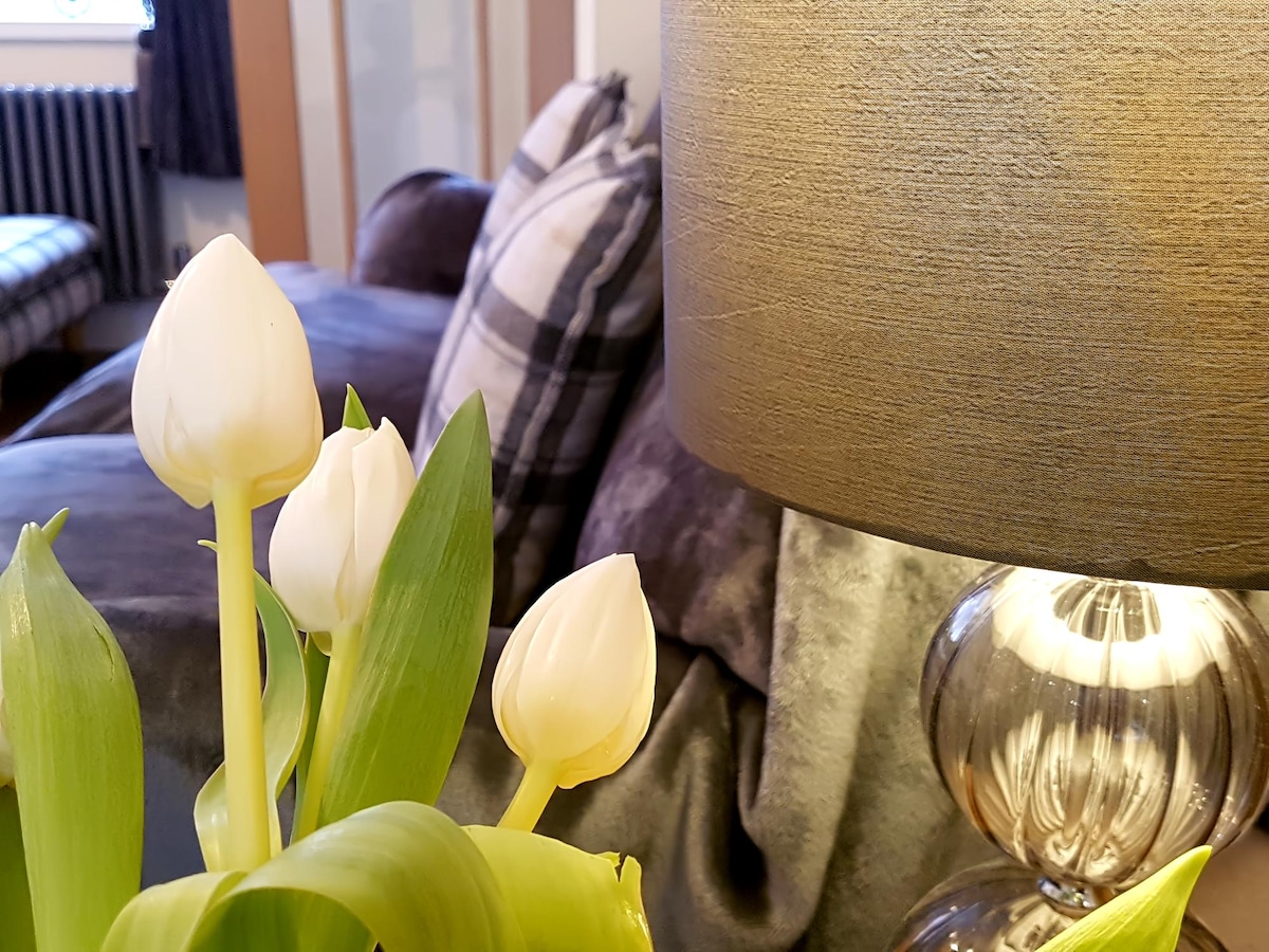 Popular Airbnb listing: Luxury Holiday Home in York - with parking!! in Fulford