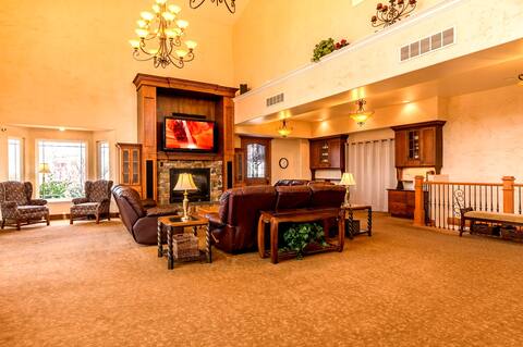 The Suburban Retreat: Lodging for 22+ People