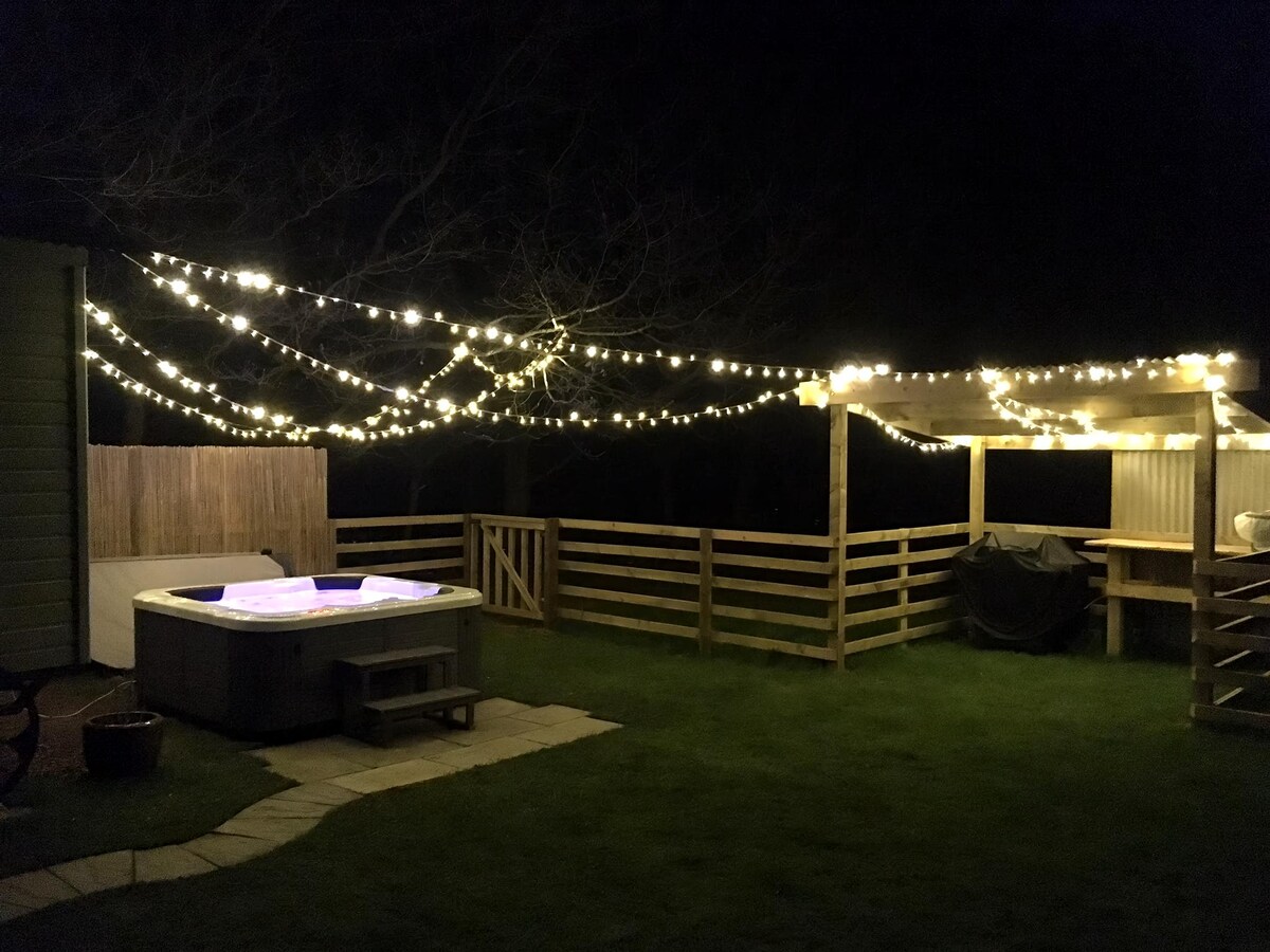 Top Airbnb: Private, rural Shepherd’s hut with luxury hot tub in East Riding Of Yorkshire