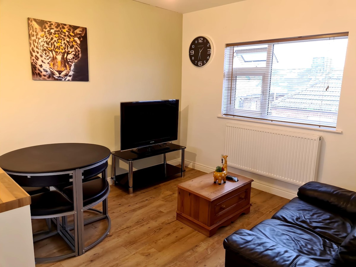 Popular Airbnb listing: Lovely 1 -Bed Loft Apt, WIFI, Free Parking Permit in Caister On Sea
