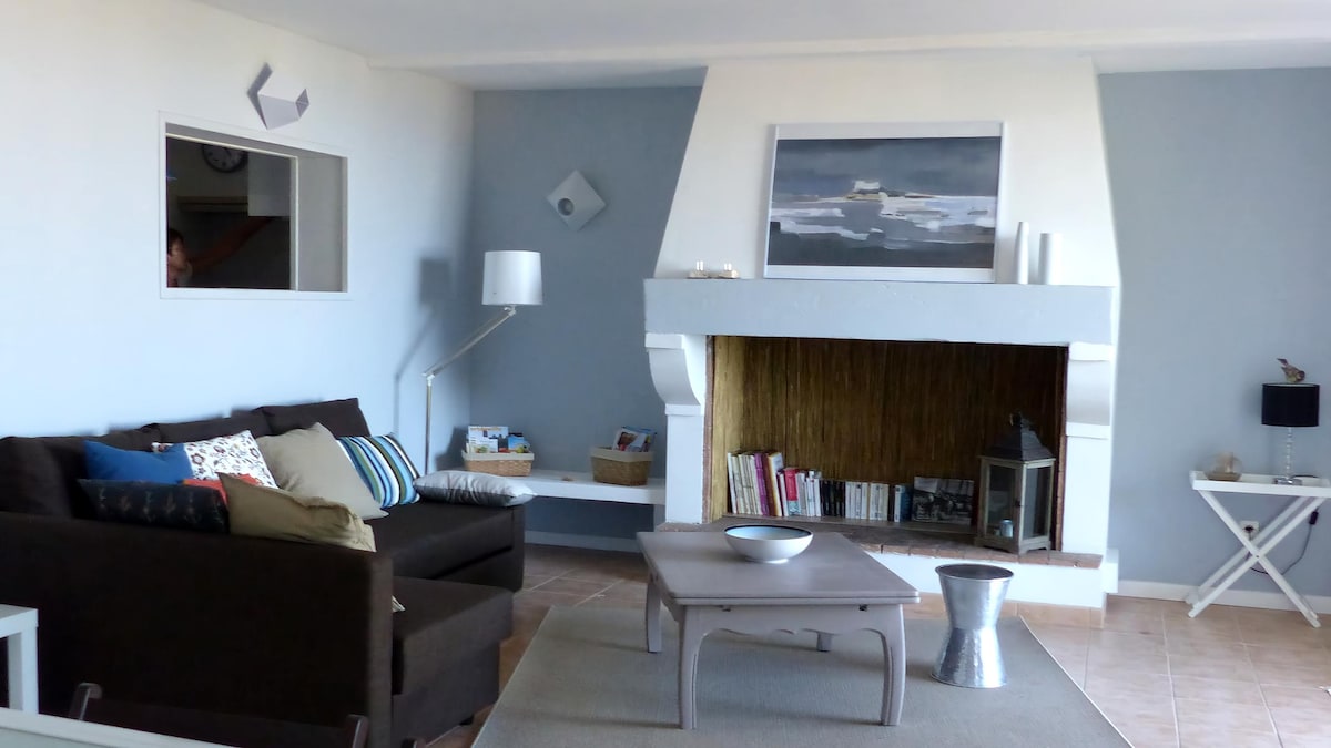 Popular Airbnb listing: Single-story apartment, a garden in the city. in Sète
