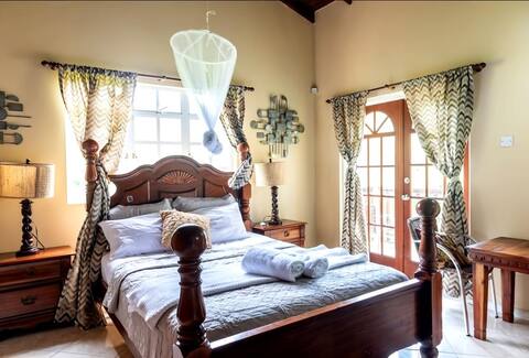 Luxury Mountain View Escape with Jacuzzi