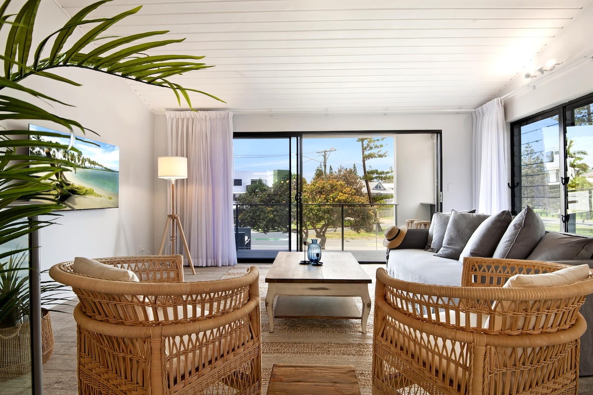 Popular Airbnb listing: Beachside Home, Cartwright Lighthouse, Shopping in Buddina