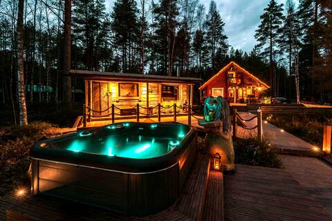 Lovely place with outdoor hot tub and yard sauna