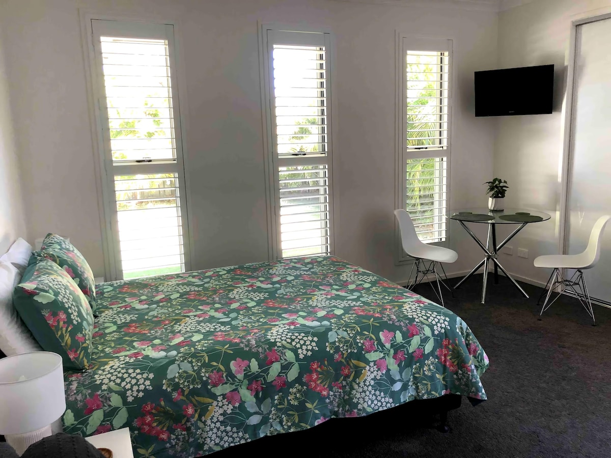 Top Airbnb: Modern Private Air Con Studio Sunrise Beach Noosa in Noosa Shire