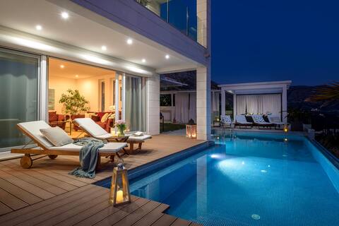 Private Infinity pool and seawiev