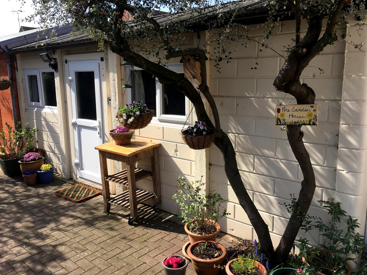 Popular Airbnb listing: The Garden House in Kingsholm, Gloucester in Gloucester