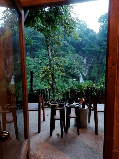 Private Waterfall in Unique Accommodation!