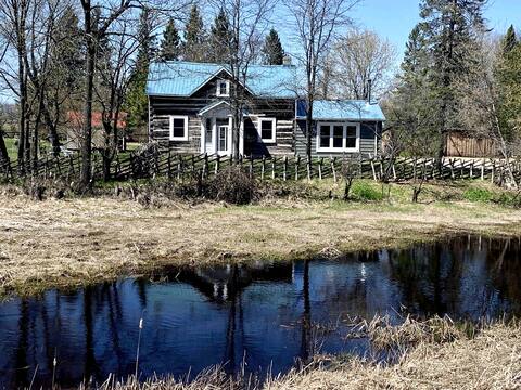 Farm Retreat with GOATS 1850 log Home