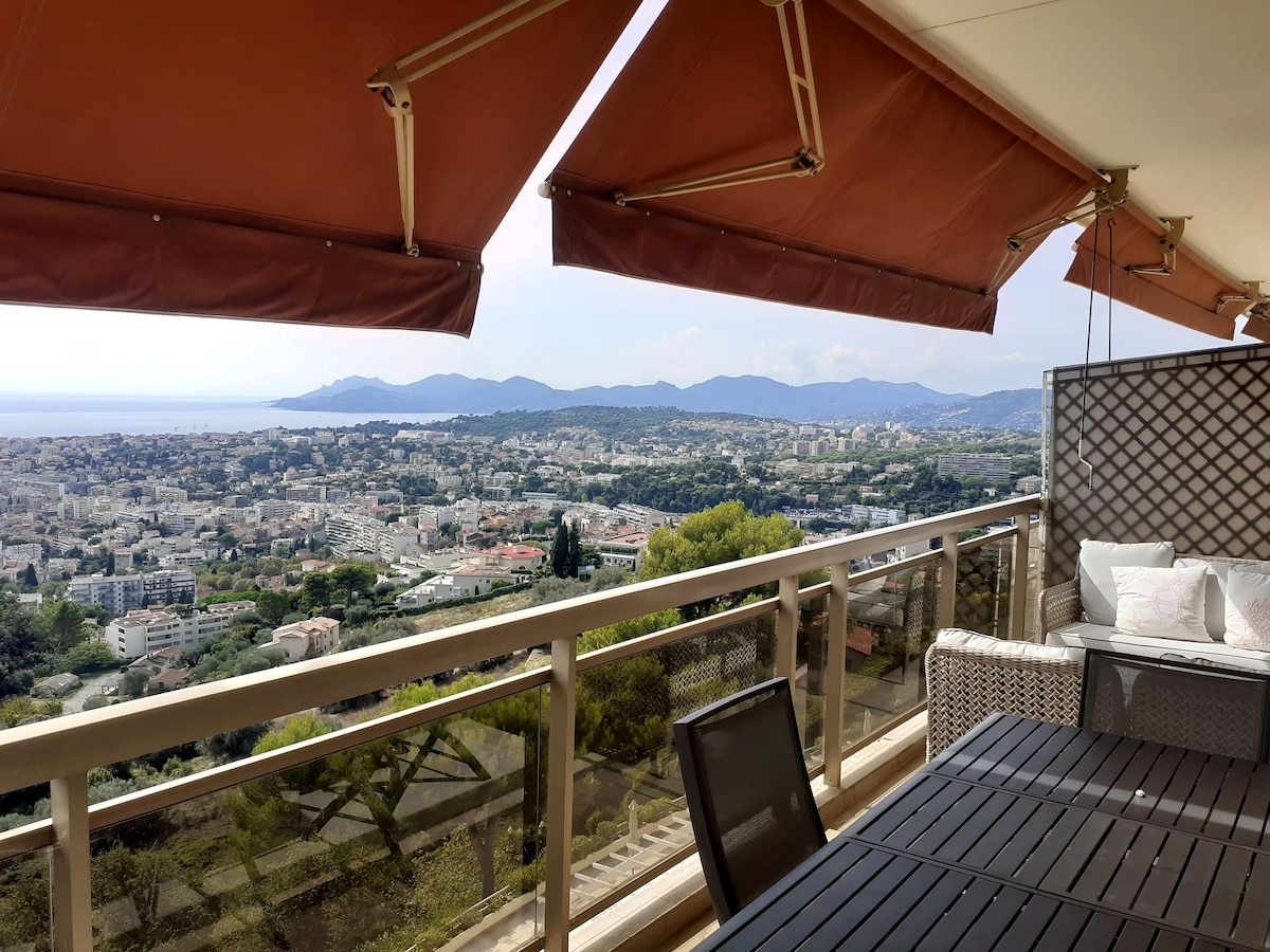 Successful Airbnb property: Luxury apartment with views and pool. in Le Cannet