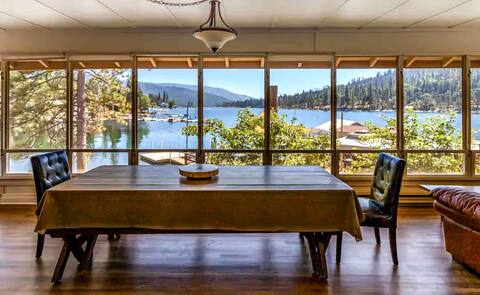 Lakefront Rustic Cabin With boat dock & VIEWS.