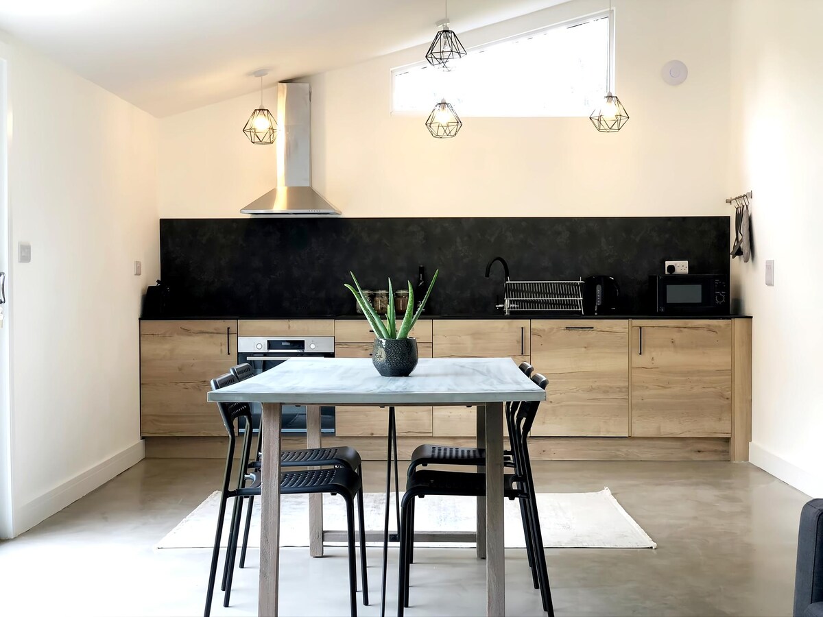 Popular Airbnb listing: Stylish hideaway near the Downs in Rottingdean