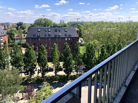 Bright, close to airport, direct bus to center