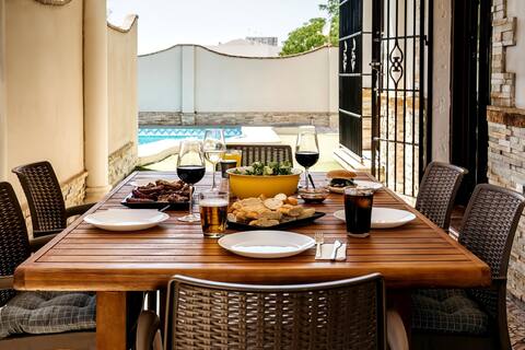 Magnificent house pool and garden 10