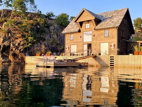 Unique boathouse at Blænes in beautiful Austevoll
Med Sauna
