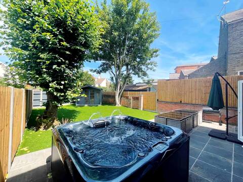 Amber House - Stunning 8 Bedroom House