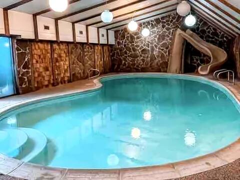 Large Family friendly 4Bdr w/indoor pool & hot Tub