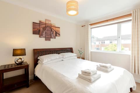 Awesome 3 bed with parking & WIFI, town 5 min walk