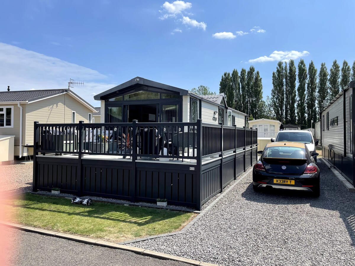 Top performing Airbnb: Luxury Champagne Lodge, Stratford-Upon-Avon in Stratford Upon Avon