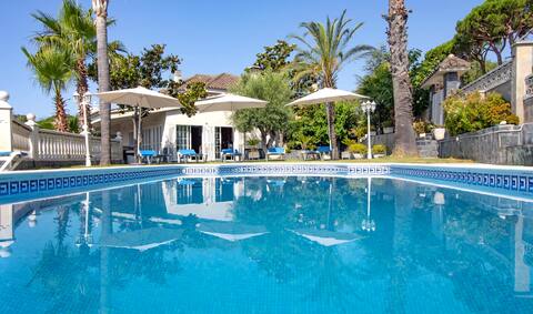 Basketball court, pool, BBQ, gardens, seaviews