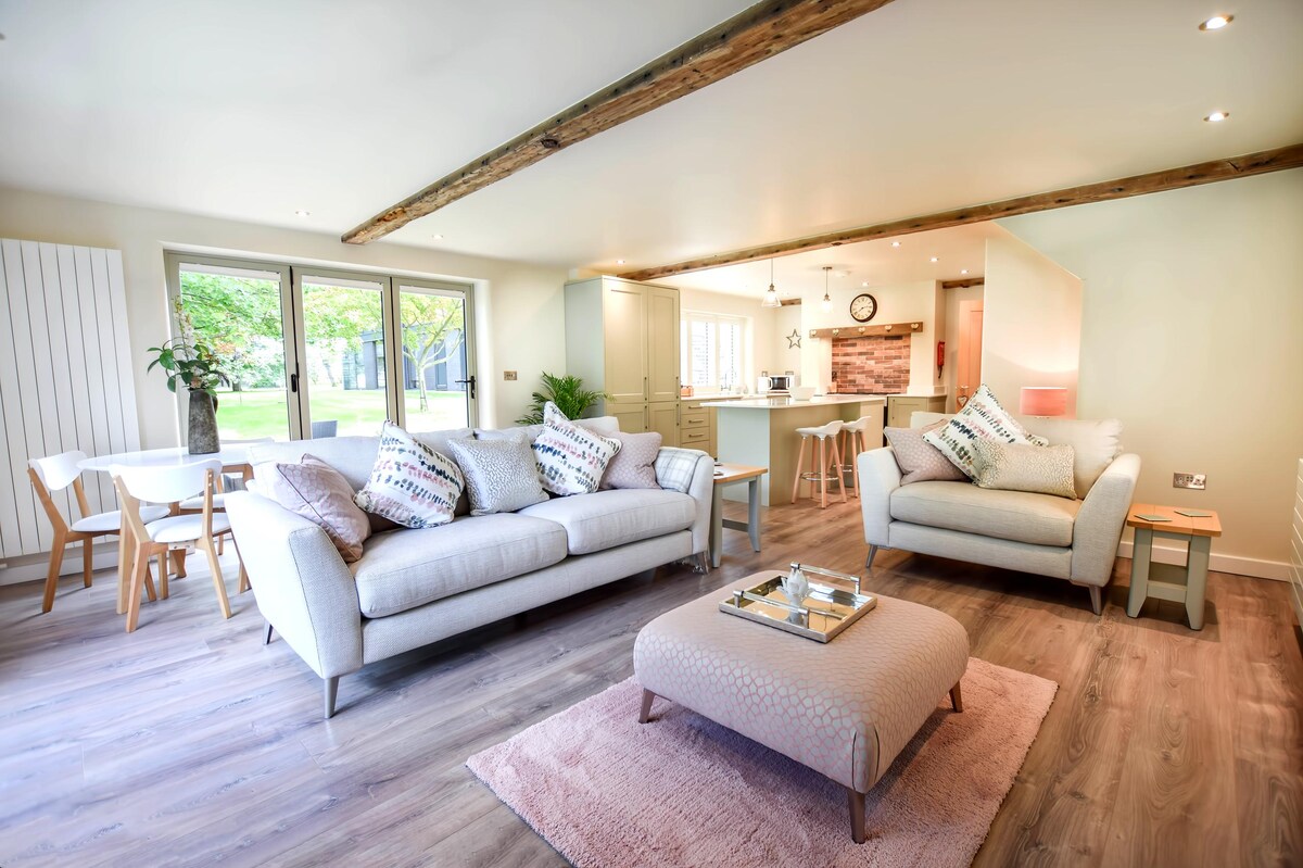 Popular Airbnb listing: Countryside Getaway - Luxurious Converted Dairy in Buckinghamshire