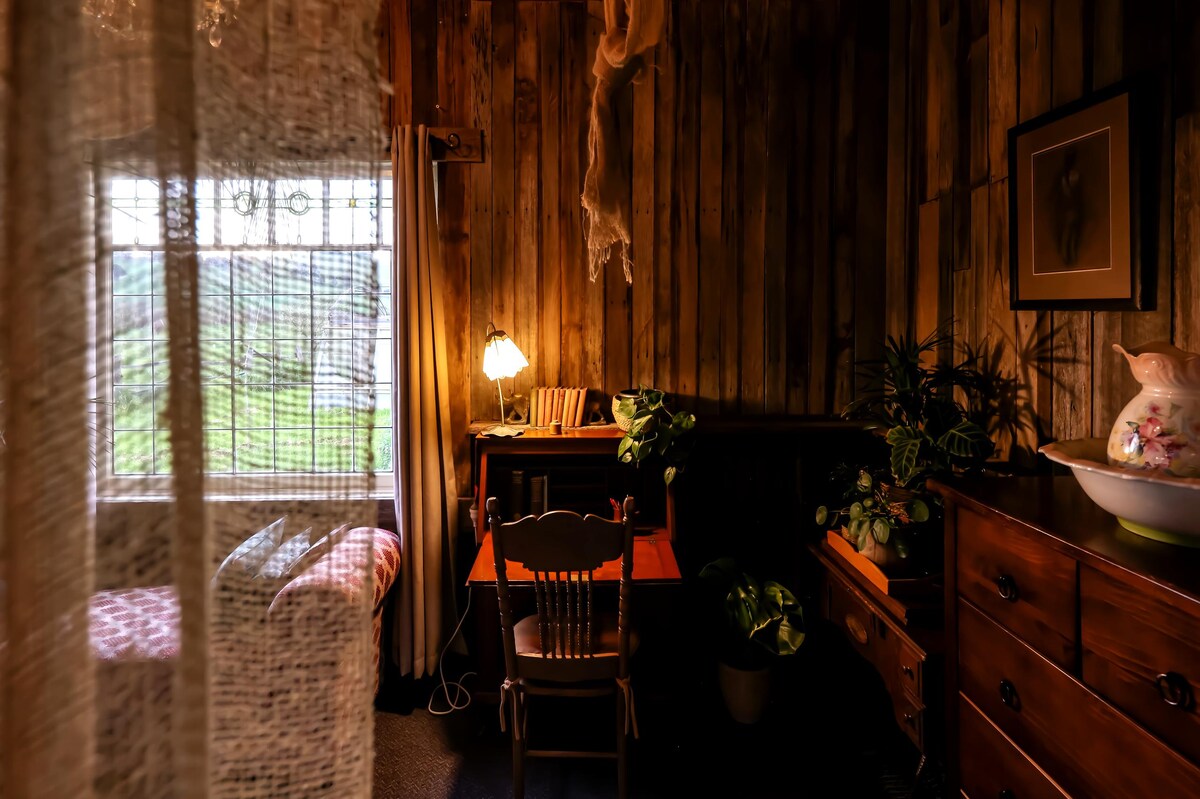 Annonce Airbnb populaire: Deep Earth Sanctuary: Writers' Retreat à Shire Of Hepburn