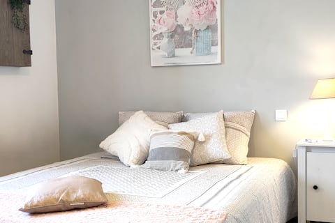 vineyard room with private bathroom