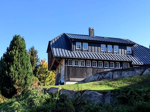 Cozy farmhouse, right on the mountain