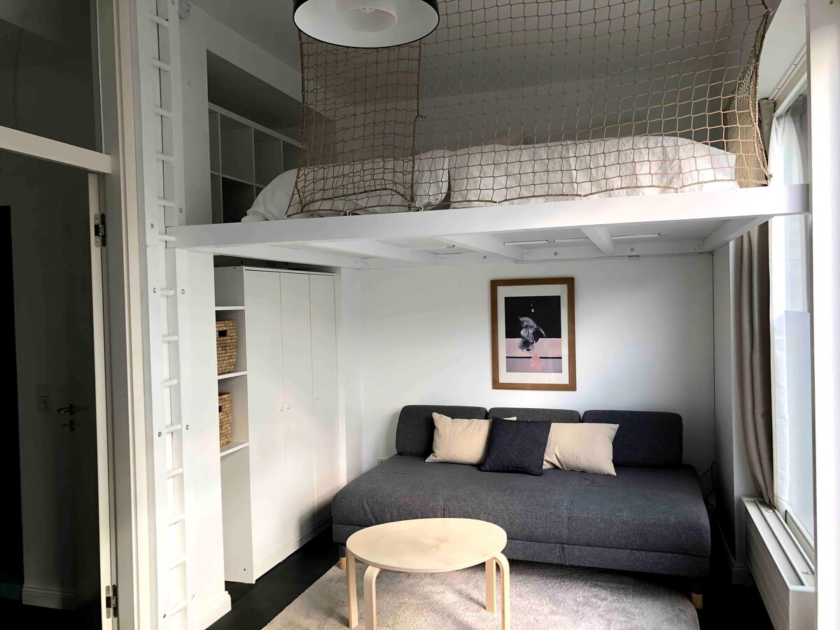 Popular Airbnb listing: Bright &Airy Studio, Steps to RummelsburgerSee in Rummelsburg