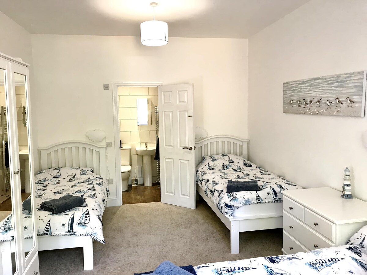 Top Airbnb: ** Spotless** Beach House Apartment in Christchurch