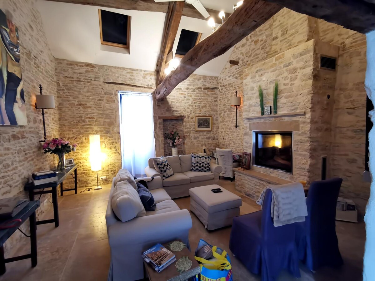 Annonce Airbnb populaire: Pommard Fireplace 5* 2bed 2.5 bath Private Parking à Côte D'or