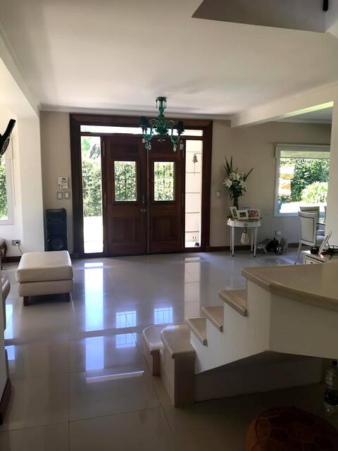 Casa con Pileta en Country Privada