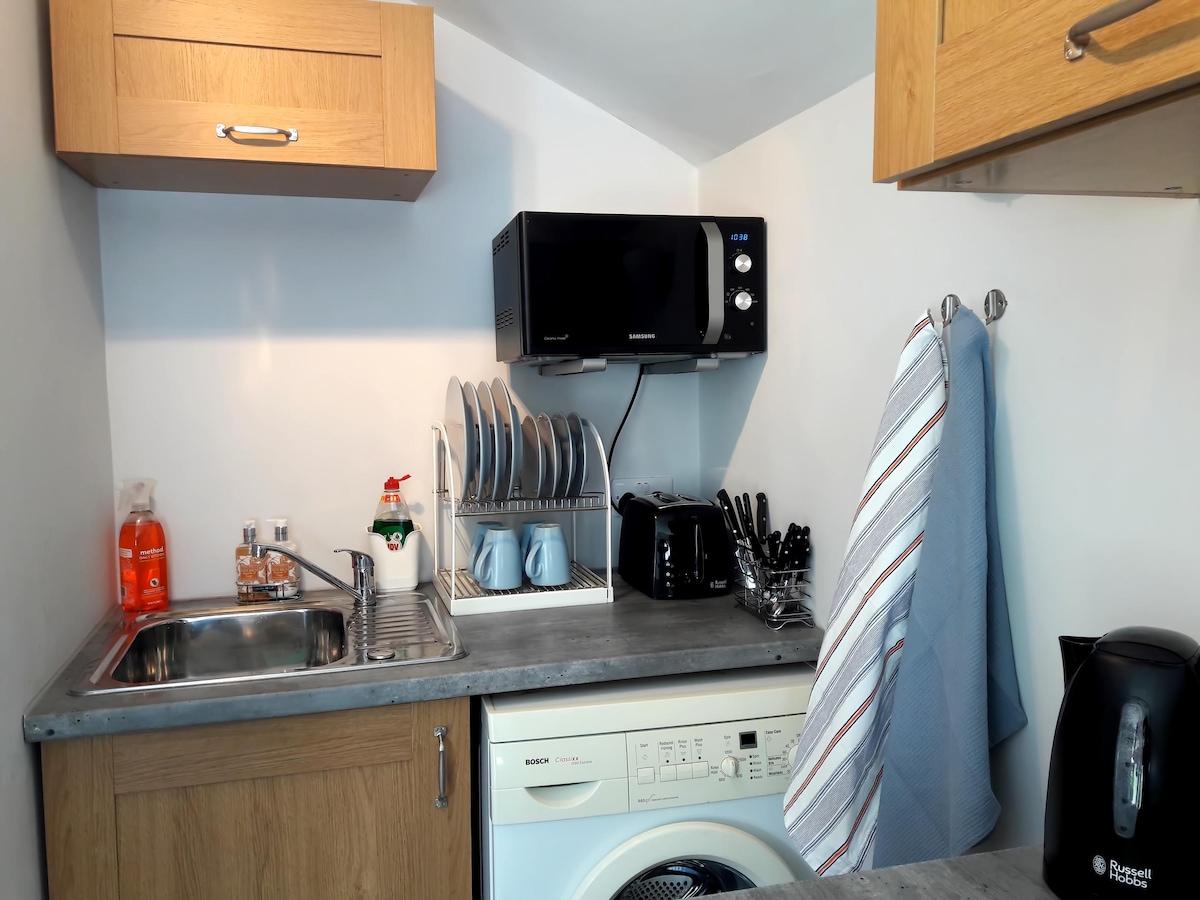 Top Airbnb: Cosy annexe by shops/parking 19 min walk to Henley à Henley On Thames